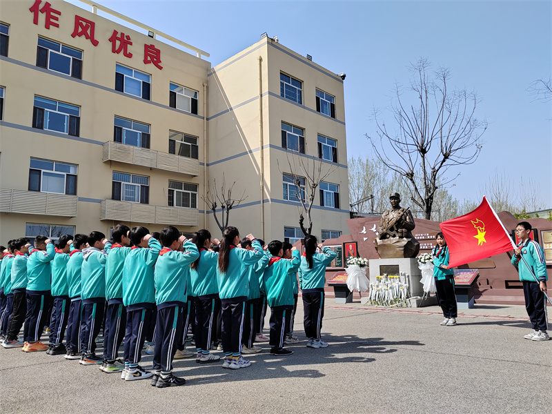4月3日，臨沂高新區(qū)少先隊員代表在張楠烈士雕像前重溫入隊誓詞。