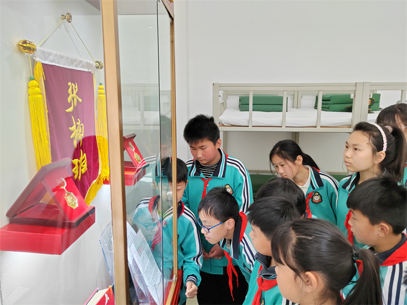 4月3日，臨沂高新區(qū)少先隊員代表在“張楠班”閱讀“張楠班”戰(zhàn)士寫給張楠父母的信。