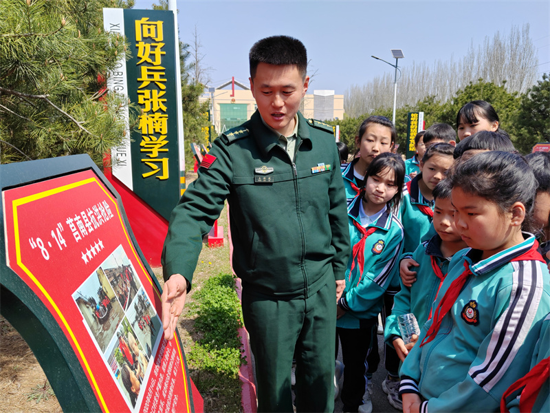 4月3日，武警臨沂支隊某部政治指導(dǎo)員王劍波向臨沂高新區(qū)少先隊員代表介紹支隊發(fā)展歷程。