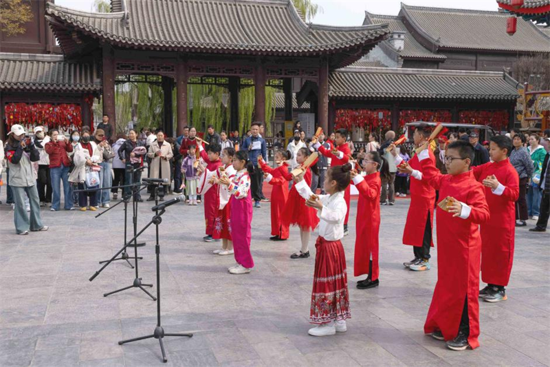 孩子們朗誦古詩“清明”、“寒食”和現(xiàn)代詩“我愛你祖國”，弘揚家國情懷。鄭玉竹攝