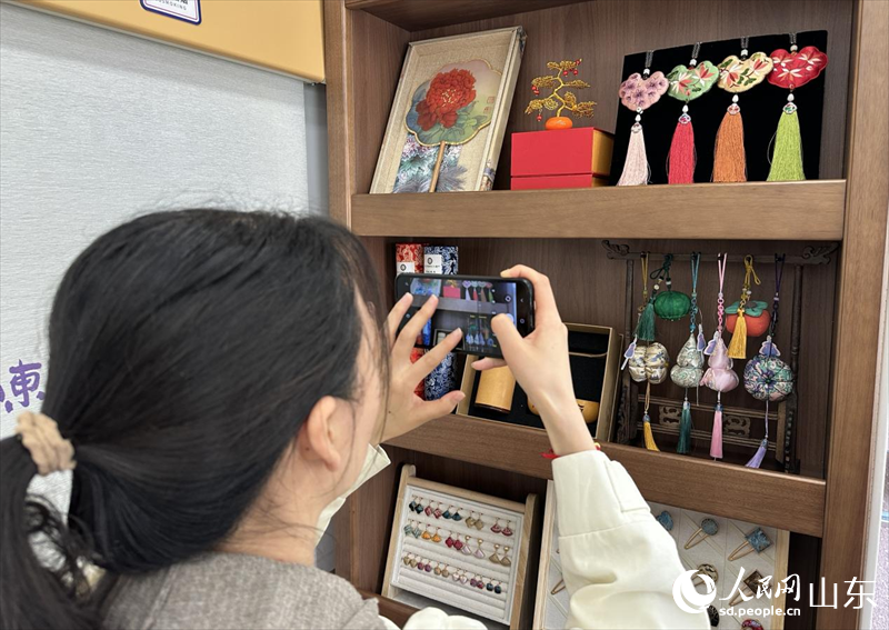 休閑車廂陳列著富有山東特色的文創(chuàng)產(chǎn)品。人民網(wǎng) 喬姝攝
