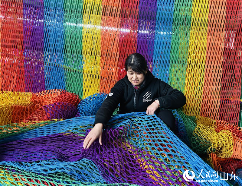 4月13日，在山東濱州惠民縣李莊鎮一家繩網企業，工作人員正在分揀繩網產品。人民網 喬姝攝