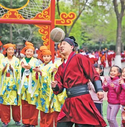 李偉鵬為觀眾表演蹴鞠。崔立來攝