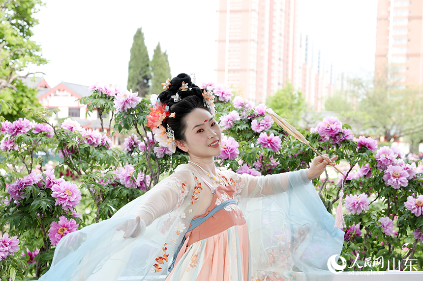 圖4）游客身著漢服，在花海中體驗(yàn)“穿越千年”的詩意。人民網(wǎng)記者 劉祺攝