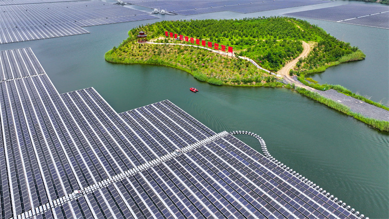 國網濟寧供電公司工作人員到寧德時代1.1吉瓦第三批國家大型光伏基地暨時代綠能兗州一期250兆瓦光伏發電項目開展技術服務