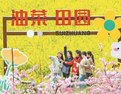 游客在油菜花田拍照打卡。以上圖片均為楊國慶攝（人民視覺）