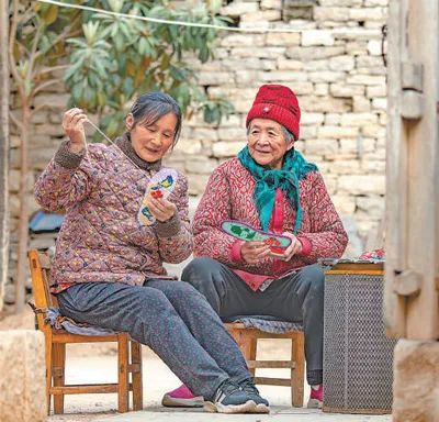 村民在繡墊。資料圖片