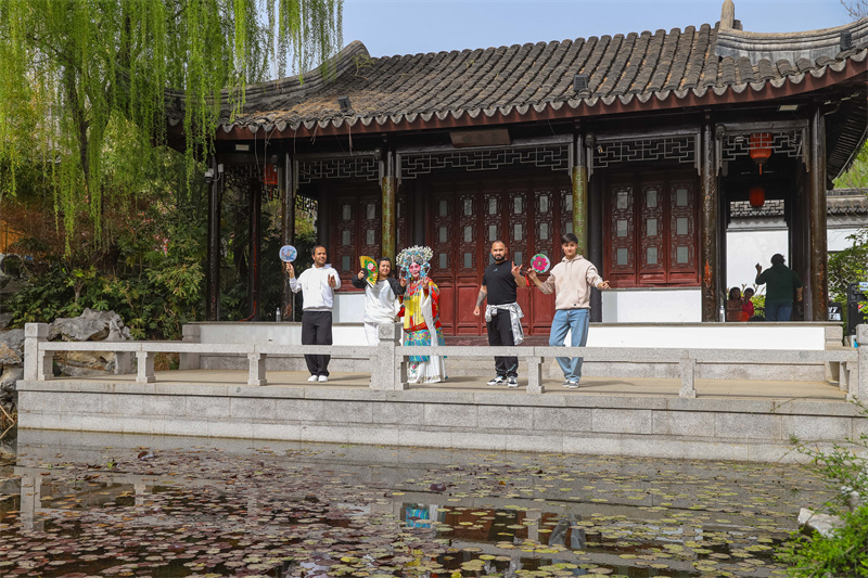 2025年4月17日，在山東省青島世博園江蘇園景區，京劇老師指導外國留學生學習京劇表演。張鷹 攝 