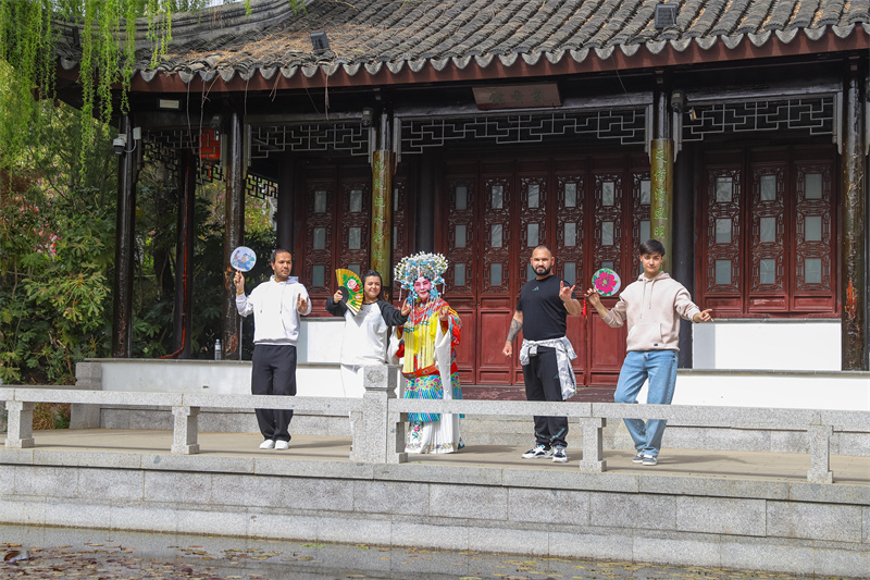 2025年4月17日，在山東省青島世博園江蘇園景區，京劇老師指導外國留學生學習京劇表演。張鷹 攝