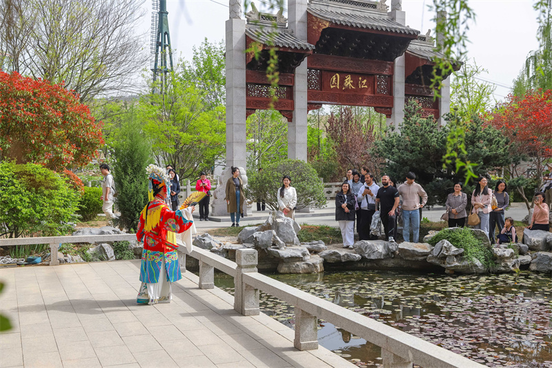 2025年4月17日，在山東省青島世博園江蘇園景區，京劇演員為大家表演梅派名段《貴妃醉酒》。張鷹 攝