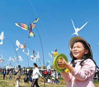 4月19日，小朋友在風箏會放風箏。本報記者 趙永新攝