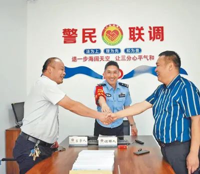 在派出所警民聯(lián)調(diào)室，吳江勇（中）調(diào)解了一起矛盾糾紛。馬潤(rùn)潤(rùn)攝（人民視覺(jué)）