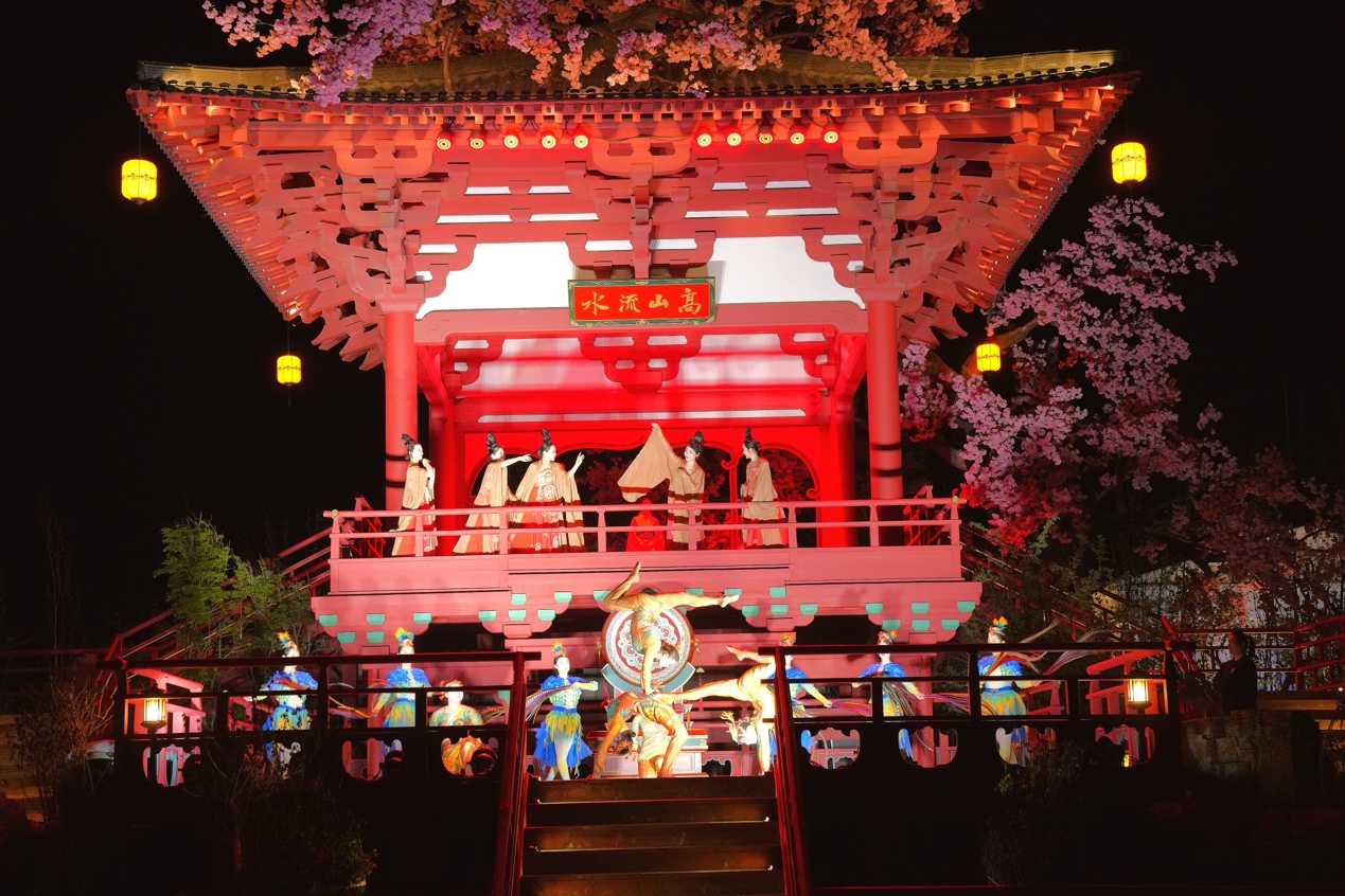 沉浸式演藝空間內，雜技與歌舞節目輪番上演，為游客呈現視聽盛宴。賈鵬 攝
