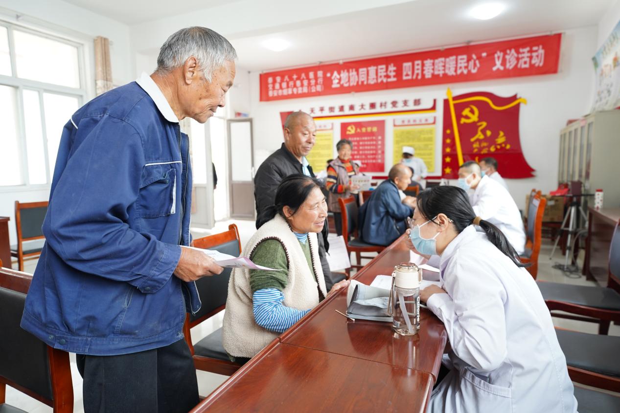 圖為“企地協(xié)同惠民生 四月春暉暖民心”義診現(xiàn)場