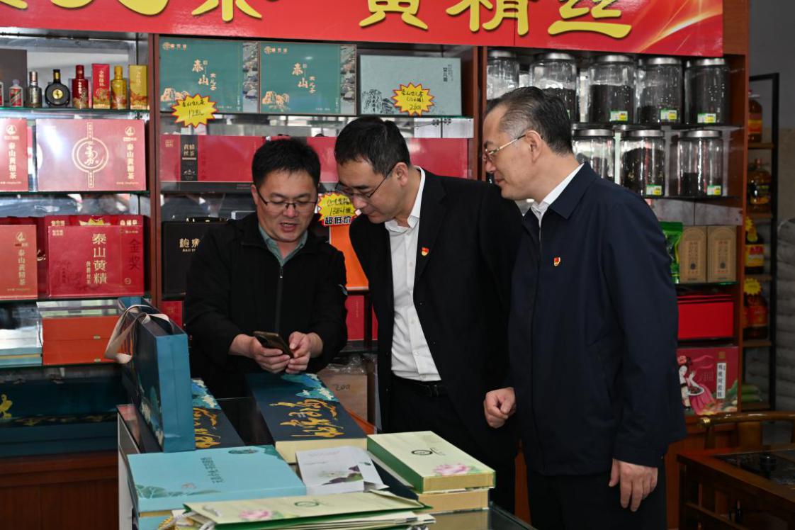 圖為深入基層了解零售戶經(jīng)營情況