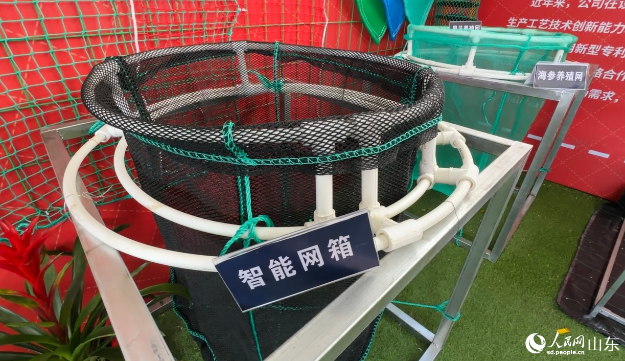 山東惠民第二屆新型繩網(wǎng)展銷(xiāo)會(huì)上的智能深海養(yǎng)殖網(wǎng)箱。 人民網(wǎng) 喬姝攝