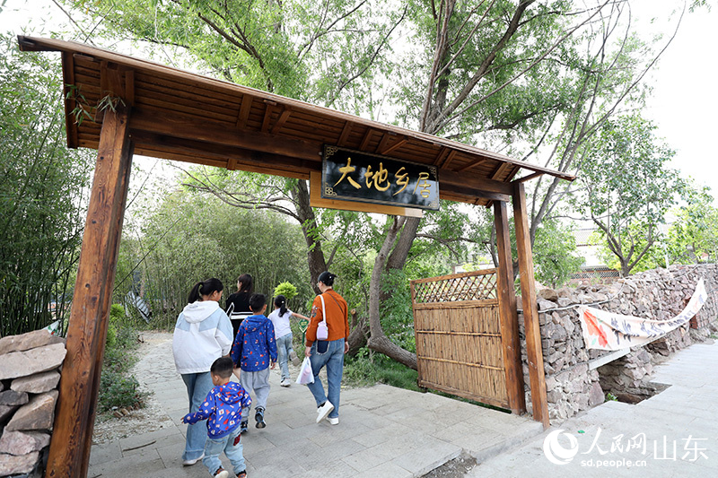 游客入住“大地鄉居·石泉”民宿，青磚石墻映山水，傳統現代融共富。人民網記者 劉祺攝