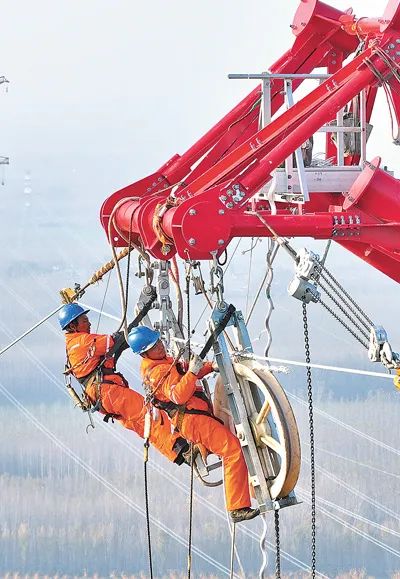 隴東—山東工程山東段，工人在高空作業(yè)。