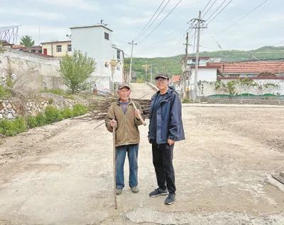姜利紅（右）和村里老人在一起。以上圖片均為姜健攝