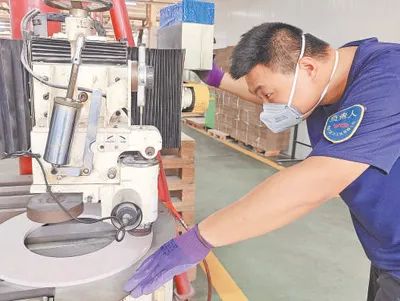 工人在對砂輪進行硬度檢測。青島萬基萬工具有限公司供圖