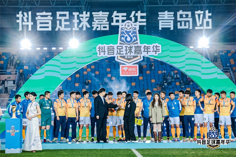 5月18日晚，抖音足球嘉年華青島站決賽舉行。青島市委網(wǎng)信辦供圖