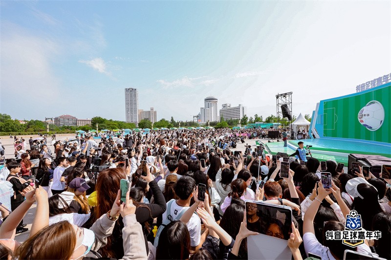 活動(dòng)現(xiàn)場，圍觀市民熱情參與。青島市委網(wǎng)信辦供圖