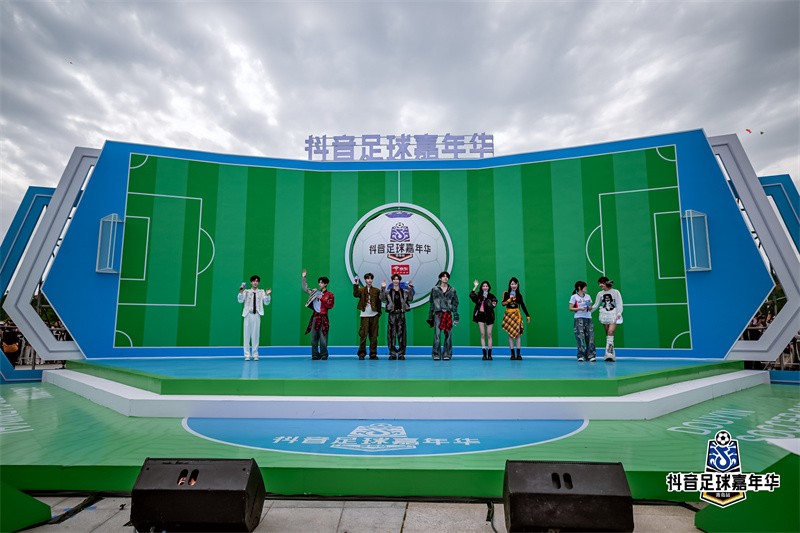 表演嘉賓登臺亮相。青島市委網(wǎng)信辦供圖