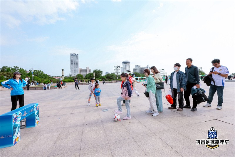 比賽周邊設(shè)置了足球市集，增加市民參與度。青島市委網(wǎng)信辦供圖