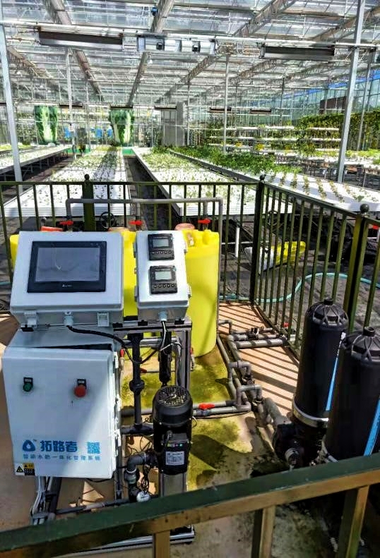 智能溫室中配備水肥一體機，能根據空氣及土壤實時數據精準作業。濰坊市生態環境局供圖。