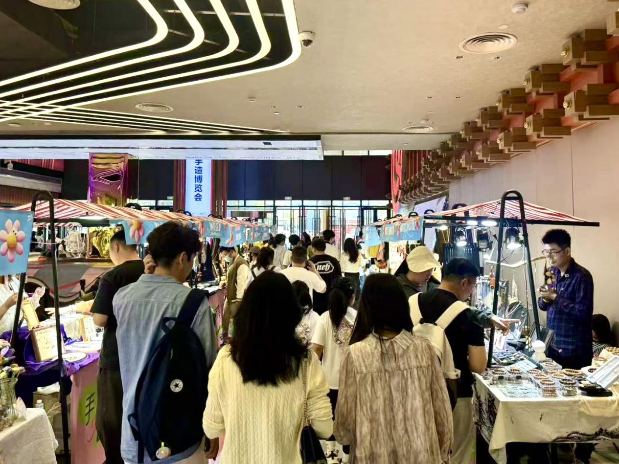 游客們正在展館開展的周末市集選購。山東手造展示體驗中心供圖