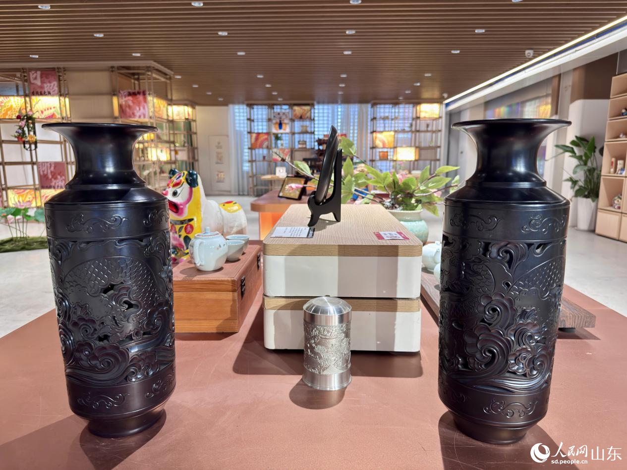 展館內(nèi)陳列的各色手造作品。人民網(wǎng) 鄭昕橋攝