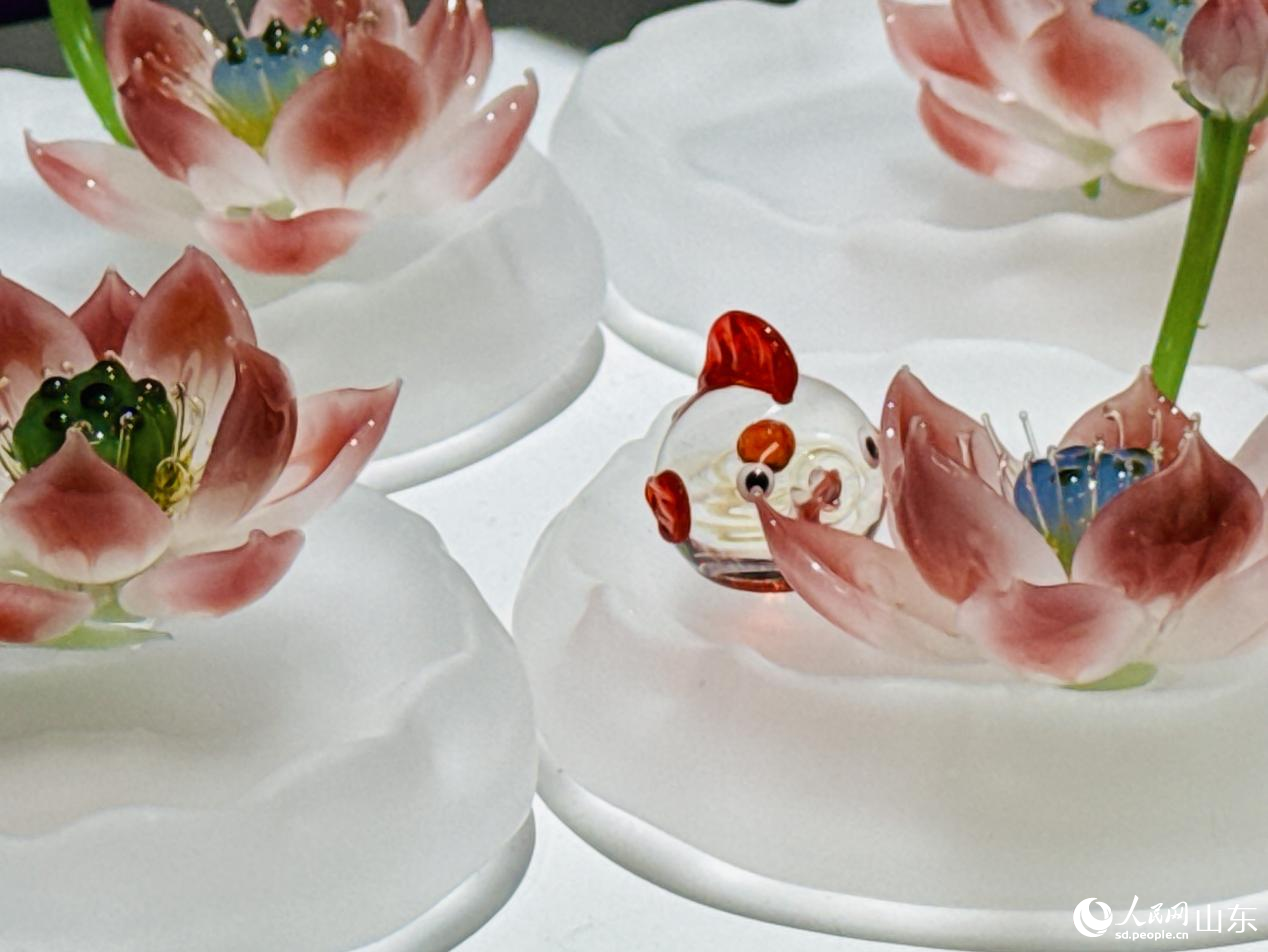 新穎有趣的博山琉璃香插。人民網(wǎng) 莊潤澤攝