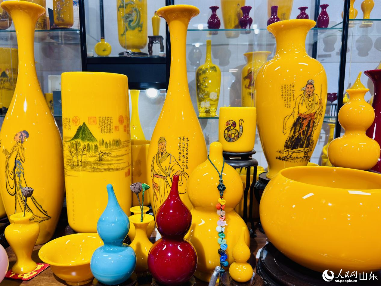 用“雞油黃”工藝制作的琉璃瓶。人民網(wǎng) 鄭昕橋攝