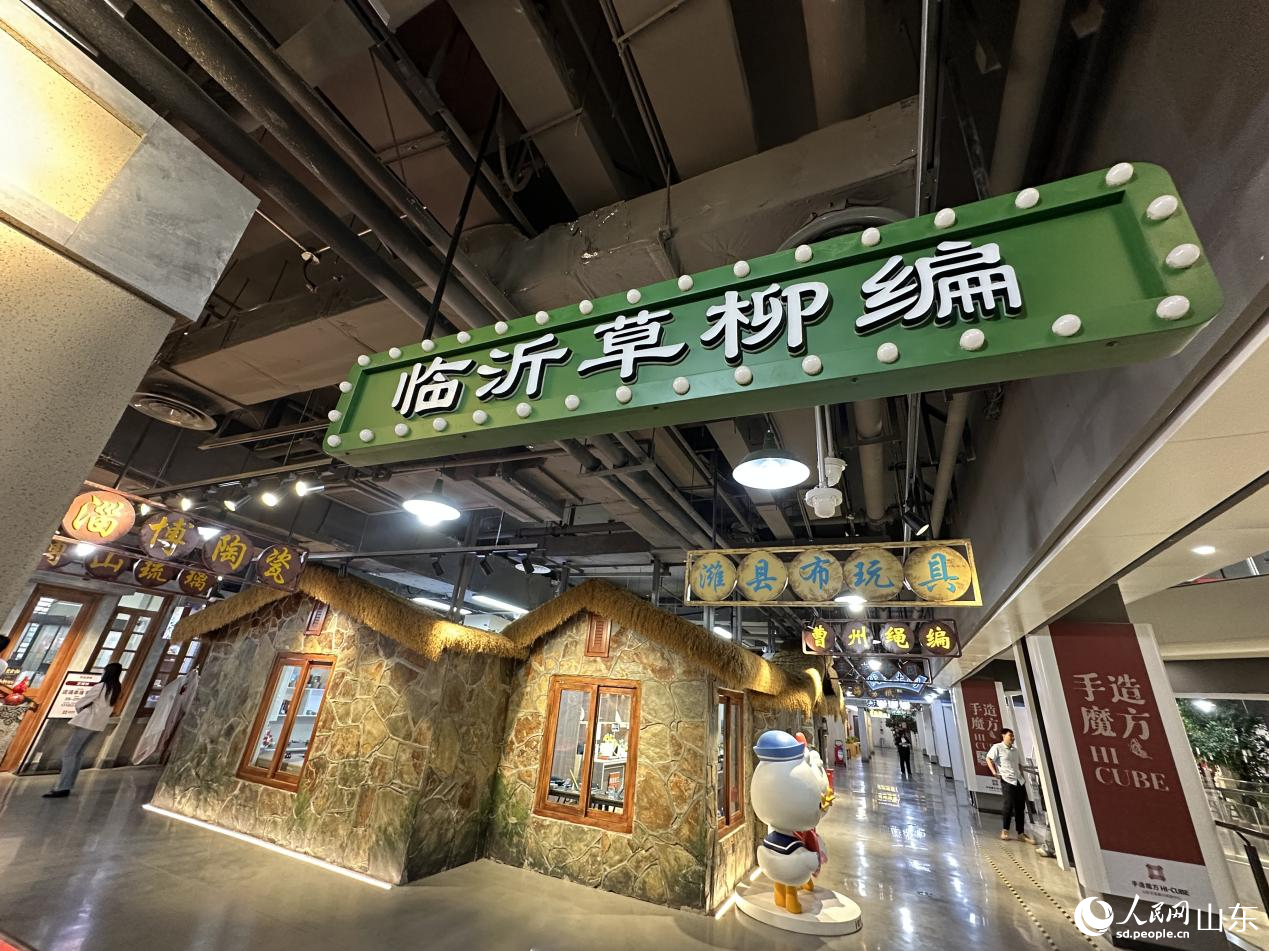 展館內(nèi)的茅草屋。人民網(wǎng) 喬姝攝