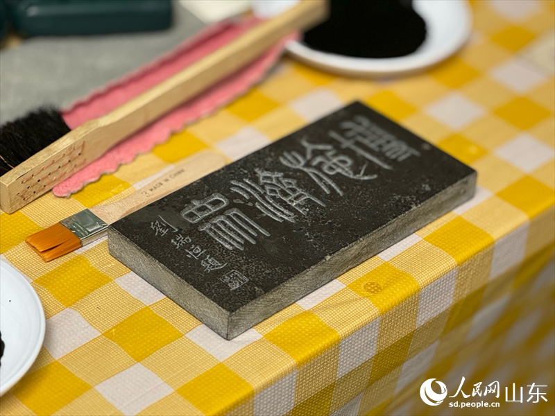 “博施拓片院”攤位，可體驗親手拓印碑文。人民網 莊潤澤攝