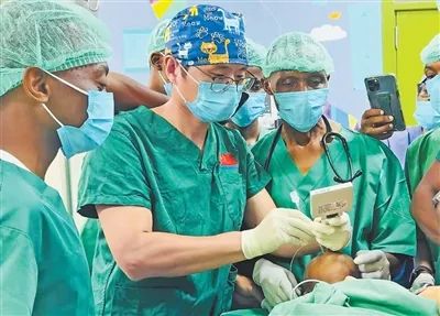 張軍橋（中）在穆欣比利國立醫院為當地醫生進行麻醉操作教學演示。以上圖片均為中國援坦桑尼亞醫療隊提供