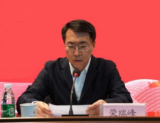 山東省文化和旅游廳博物館與社會(huì)文物處處長榮瑞峰主持開班儀式。