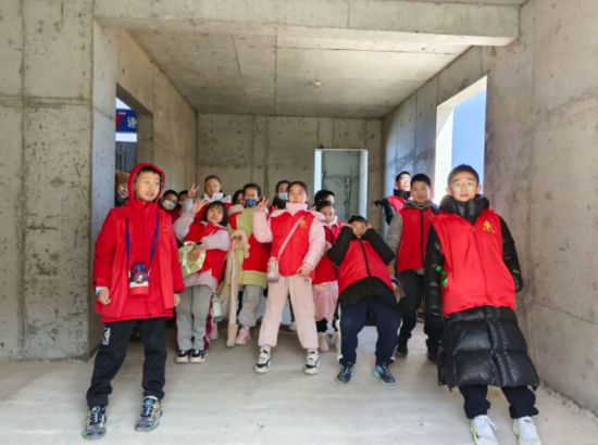 孩子們體驗建筑傾斜體驗區(qū)