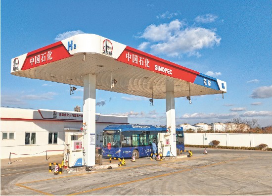 車輛在青島煉化公司海河路加氫站進行氫氣充裝。